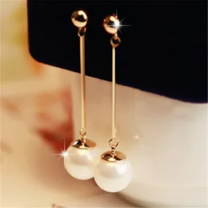 Boucle d'oreille pendante avec perle