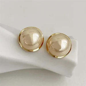 Boucle d'oreille grosse perle blanche