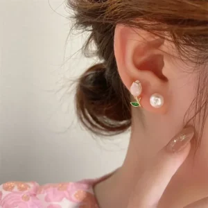 boucles d’oreilles perle femme avec une rose
