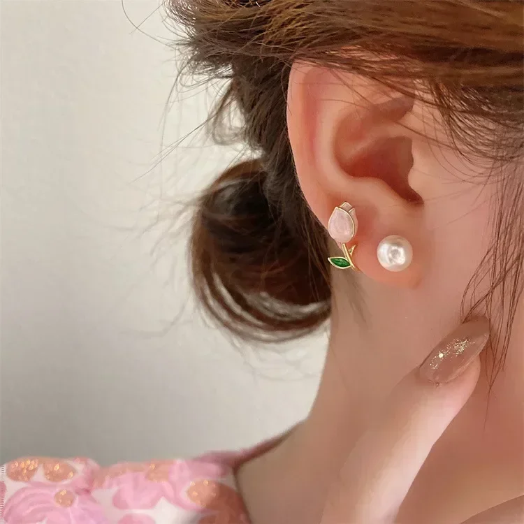 boucles d’oreilles perle femme avec une rose