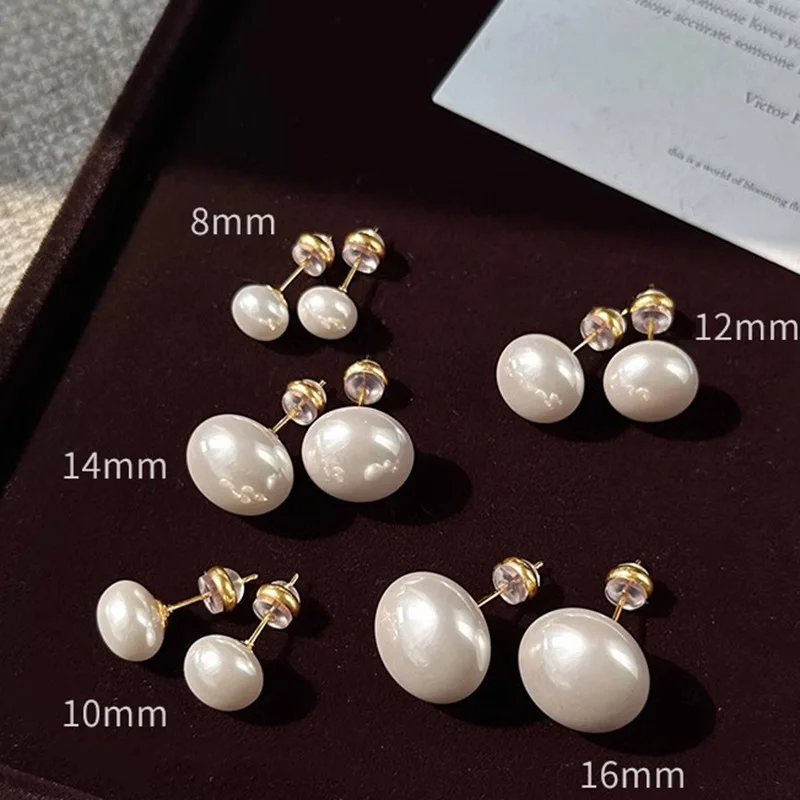 Gros plan boucle d'oreille perle